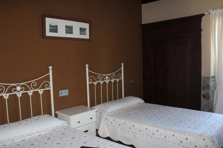 Dos camas individuales de la habitación Flora
