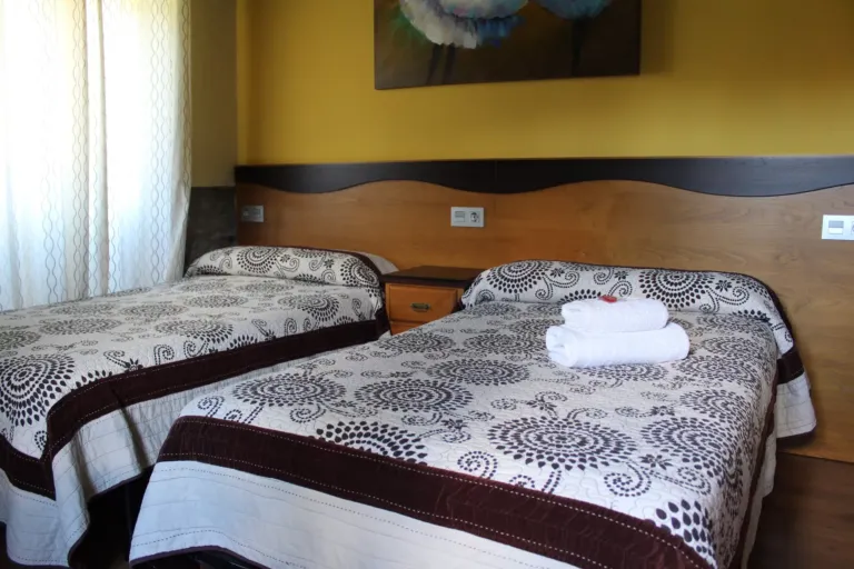 Dos camas individuales en la habitación Neftis